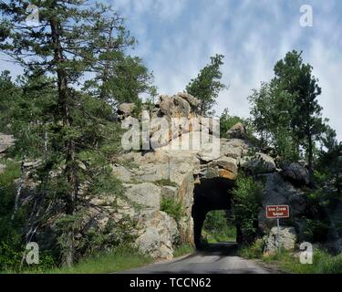 Einen atemberaubenden Blick auf Strasse aus Eisen Creek Tunnel, einer der Sehenswürdigkeiten entlang Nadeln Autobahn an der Custer State Park in South Dakota. Stockfoto