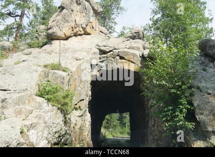 In der Nähe von Iron Creek Tunnel, einer der Sehenswürdigkeiten entlang Nadeln Autobahn an der Custer State Park in South Dakota. Stockfoto