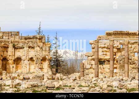 Spalten der antiken römischen Tempel des Jupiter mit Bergen im Hintergrund, Bekaa-tal, Baalbek, Libanon Stockfoto