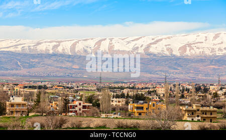 Libanesische Häuser in der Beqaa Tal mit Schnee die Berge im Hintergrund, Baalbek, Libanon Stockfoto