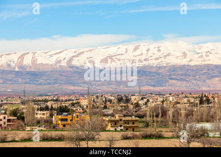 Libanesische Häuser in der Beqaa Tal mit Schnee die Berge im Hintergrund, Baalbek, Libanon Stockfoto