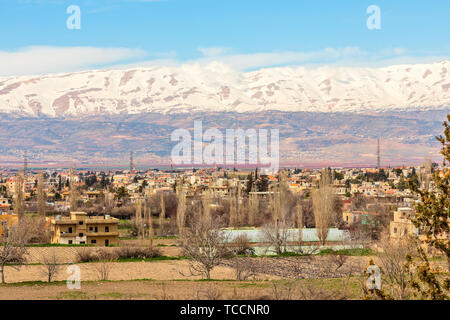 Libanesische Häuser in der Beqaa Tal mit Schnee die Berge im Hintergrund, Baalbek, Libanon Stockfoto