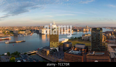 Luftaufnahme des Overhoeks Bezirks und ADAM Tower in Amsterdam, Niederlande Stockfoto