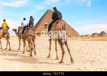 Touristen auf Kamelen in der Nähe der Pyramiden von Gizeh, Ägypten Stockfoto