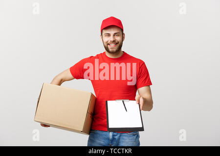 Lieferung Konzept: Junge hübsche Delivery Man mit Papier Boxen geben Ihnen ein Dokument signieren Stockfoto