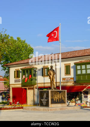 Side, Türkei - 19. April - 2019: In voller Länge bronzene Denkmal von Kemal Atatürk im Zentrum der alten Stadt. Stockfoto