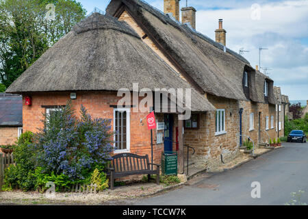 Adlestrop Dorf Post und Dorfladen im Frühjahr. Adlestrop. Cotswolds, Gloucestershire, England Stockfoto