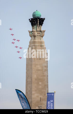 Die RAF rote Pfeile fliegen in Formation während einer Flugschau am D-Tag 75 Gedenkfeiern in Portsmouth Stockfoto