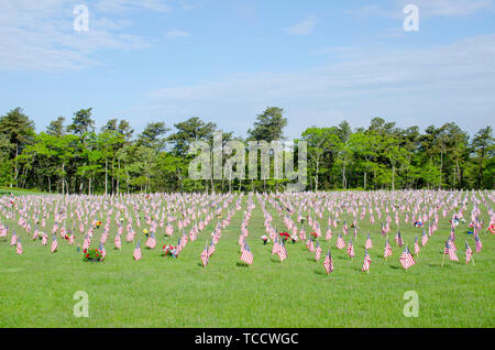 Memorial Day American Flags gesetzt auf Grabsteinen auf dem National Friedhof in Bourne, Cape Cod, Massachusetts, USA Stockfoto