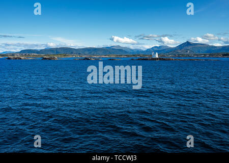 Fjordlandschaft in Norwegen in der Nähe von Kristiansund, mit einem kleinen Leuchtturm auf einer Insel, Mehr og Romsdal, Norwegen Stockfoto