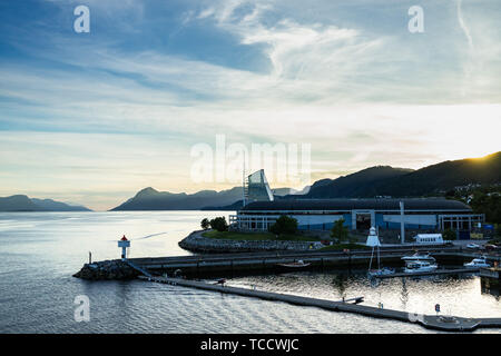 Sonnenuntergang in Molde mit zwei Wahrzeichen: Aker Stadion und Scandic Seilet Hotel. Molde, Mehr og Romsdal, Norwegen, August 2018 Stockfoto