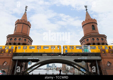 Alte gelbe U-Bahn U-Bahn überqueren die berühmte Oberbaumbrücke (Oberbaumbrucke) in Berlin, Deutschland, an. Von vorne betrachtet. Stockfoto