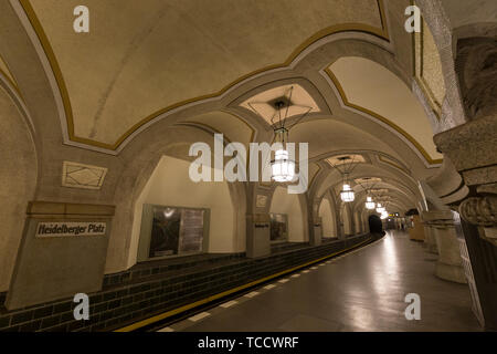 Innerhalb der alten und leeren Heidelberger Platz (U-Bahn) Station in Berlin, Deutschland. Stockfoto