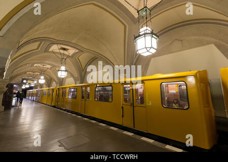 Alte gelbe U-Bahn an der alten Heidelberger Platz (U-Bahn) Station in Berlin, Deutschland. Stockfoto