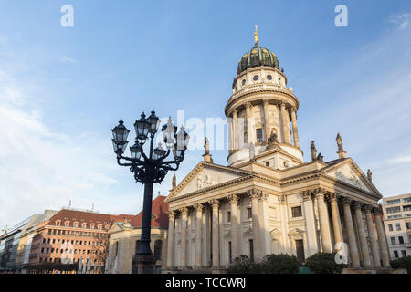 Alte Straßenlaterne und Französischer Dom (Französischer Dom) am Gendarmenmarkt in Berlin, Deutschland, an einem sonnigen Morgen. Stockfoto