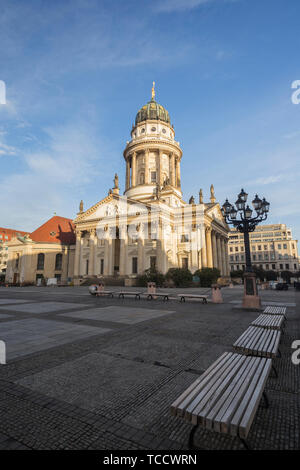 Alte Straßenlaterne und Französischer Dom (Französischer Dom) am Gendarmenmarkt in Berlin, Deutschland, an einem sonnigen Morgen. Stockfoto