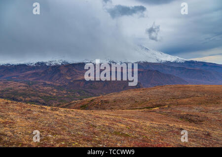 Die schneebedeckten Mount Ostry Tolbachik von Wolken bedeckt, dem ...
