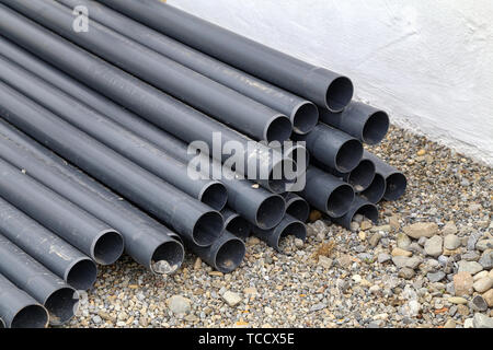 Kunststoffrohre liegen auf der Baustelle. Stockfoto