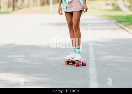 Teilweise mit Blick auf die afrikanische amerikanische Mädchen skaten auf der Straße Stockfoto
