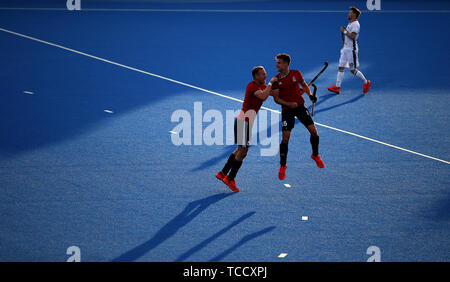 Der Großbritanniens Phil Roper (rechts) feiert mit David Ames, nachdem er beim Spiel der FIH Pro League im Lee Valley Hockey and Tennis Center, London, das zweite Tor seiner Seite erzielt hatte. Stockfoto