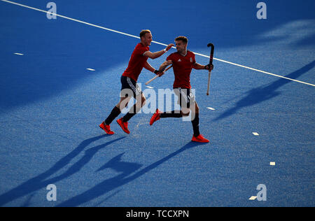 Großbritanniens Phil Roper (rechts) feiert mit David Ames nach seiner Seiten zweite Ziel zählen während des FIH-Pro League match bei Lee Valley Hockey und Tennis Centre, London. Stockfoto