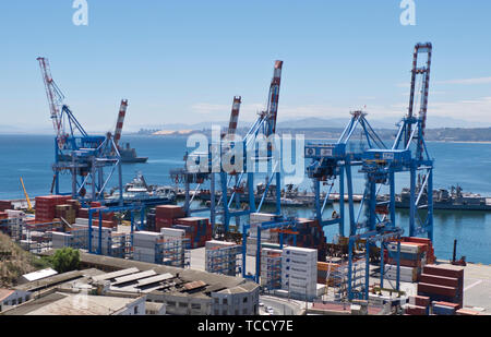 Containerhafen am Hafen in Valparaiso, Chile Stockfoto