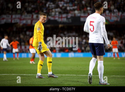 England Torhüter Jordan Pickford (links) beauftragt Teamkollege John Steine während der Nationen League Finale im Estadio D. Alfonso Henriques, Guimaraes. Stockfoto