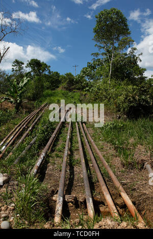 Gewinnung von Öl und Verunreinigungen der Amazon Huaorani Amerindians versuchen, durch eco zu überleben - Tourismus gegen die Bedrohung des Ölmultis. Yasuni Nationalpark. Amazonas Fotos von Julio Etchart zu Ihrem www.julioetchart.com Stockfoto