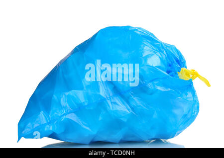 Blauen Müllsack mit Abfall isoliert auf weißem Stockfoto