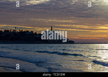 Die Altstadt von Jaffa in Silhouette unter eine texturierte Sky mit späten Tag Sonne Stockfoto