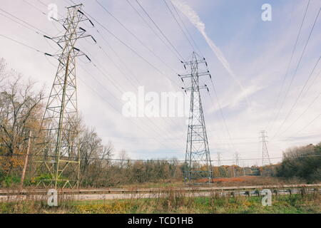 Viele Stromleitungen durch ein Herbst Landschaft schneiden Stockfoto