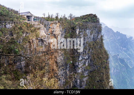 Seilbahn Warenkorb Station, Karren auf und ab gehen, Touristen zu Fuß auf den Himmel bei Tianmen Mountain, Niagara-on-the-Lake, Hunan, China zu Fuß Stockfoto