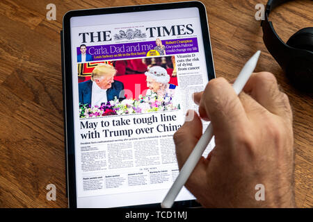 Paris, Frankreich - Jul 6, 2019: der Mensch Lesen auf Apple iPad Pro der Zeitung The Times über Donald Trump United States presidential Besuche im Vereinigten Königreich und in Irland, die die Königin Stockfoto