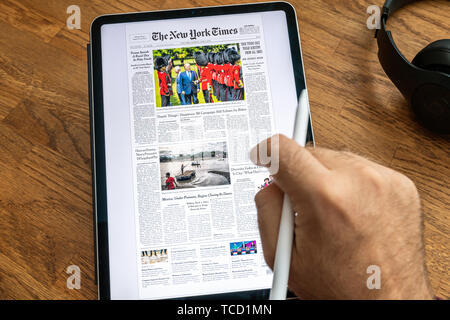 Paris, Frankreich - Jul 6, 2019: der Mensch Lesen auf Apple iPad Pro die New York Times Zeitung über Donald Trump United States presidential Besuche im Vereinigten Königreich und in Irland Stockfoto