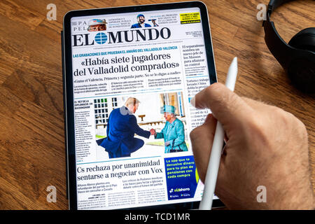 Paris, Frankreich - Jul 6, 2019: der Mensch Lesen auf Apple iPad Pro die Tageszeitung El Mundo über Donald Trump United States presidential Besuche im Vereinigten Königreich und in Irland Stockfoto