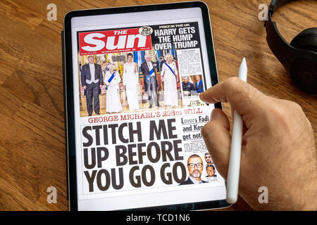 Paris, Frankreich - Jul 6, 2019: der Mensch Lesen auf Apple iPad Pro die Sonne Zeitung über Donald Trump United States presidential Besuche im Vereinigten Königreich Treffen mit Königin Elizabeth Stockfoto