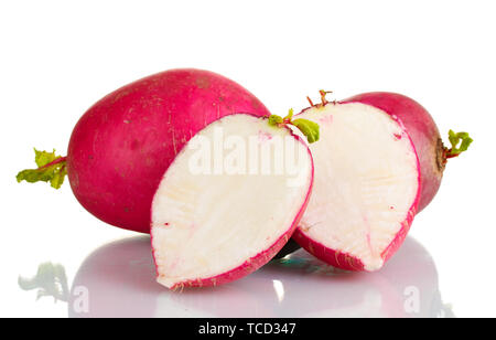 Frische Radieschen isoliert auf weißem Stockfoto