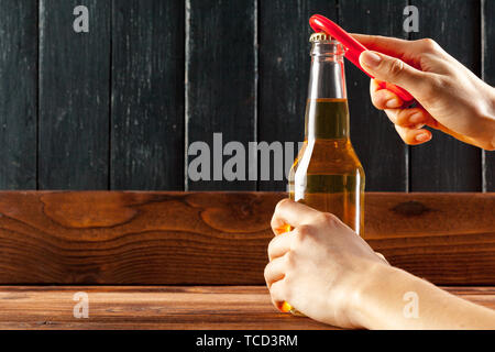 Glas Flasche Bier und Öffner Stockfoto