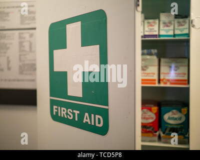 Erste Hilfe Schrank auf ein Büro an der Wand mit verschiedenen Pillen und Medikamente auf der Innenseite Stockfoto