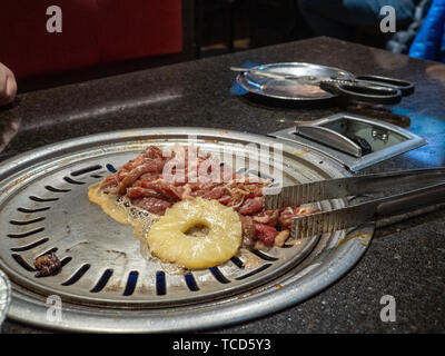 Rindfleisch bulgogi koreanisches Barbeque mit Ananas in dunklen smokey Restaurant Stockfoto