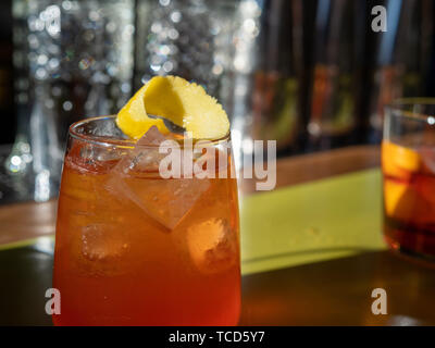 Orange spritz Trinken mit Ice Cube und Zitronenschale Stockfoto