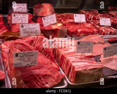 Verschiedenen Teilstücke von Rindfleisch und Steak hinter dem Glas in einer Metzgerei in Lebensmittelgeschäft Stockfoto