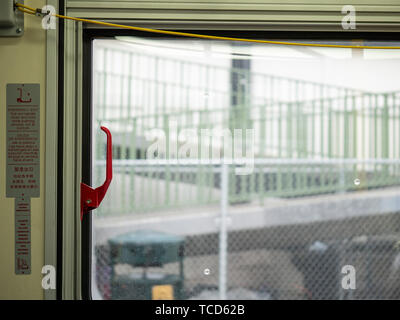 Red Notausgang griff auf Fenster auf öffentliche Verkehrsmittel Bus Stockfoto