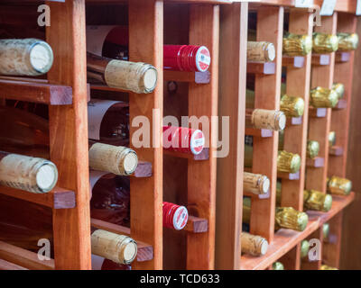 Reihen von Flaschen Rot- und Weißweine auf Holz Weinregal Stockfoto