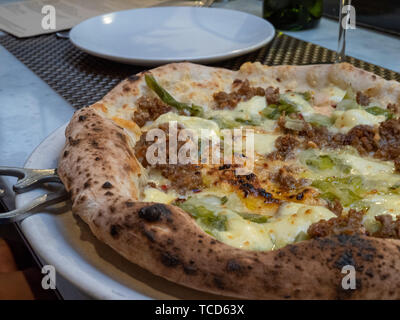 Wurst Pizza mit hohen Kruste, ungeschnitten und bereit zu dienen Stockfoto