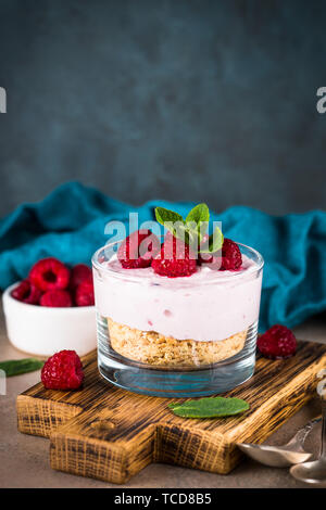 Keine gebackene Käsekuchen mit Himbeeren im Glas. Stockfoto