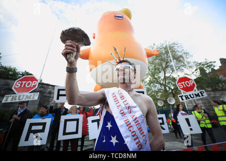 Joseph Campbell aus Belfast steht vor der Trumpf baby Blimp, die im Garten der Erinnerung in Dublin geflogen ist, während der US-Präsident Donald Trump Besuch in der Republik Irland. Stockfoto