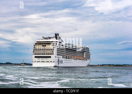 Venedig, Italien, 26. MAI 2019: Blick auf MSC Magnifica Kreuzfahrtschiff in Venedig, Italien. Diese 13 Decks Schiff wurde 2009 gestartet und haben eine Kapazität von 3605 Pa Stockfoto