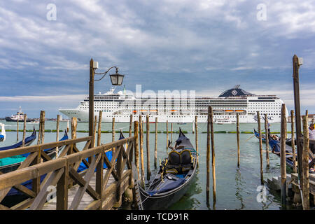 Venedig, Italien, 26. MAI 2019: Blick auf MSC Opera Kreuzfahrt in Venedig, Italien. Diese 13 Decks Schiff wurde 2004 ins Leben gerufen und haben eine Kapazität von 2679 Beifahrer Stockfoto