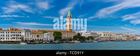 Venedig, Italien, 26. MAI 2019: Blick auf Venedig, Italien. Es wird geschätzt, dass 25 Millionen Touristen Venedig jedes Jahr besuchen. Stockfoto